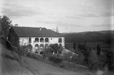 Fotografia: Vista general del mas el Colomer, a les Preses.
