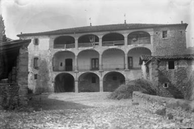 Fotografia: Vista general del mas Massegur, a Sant Privat d'en Bas, a la Vall d'en Bas.