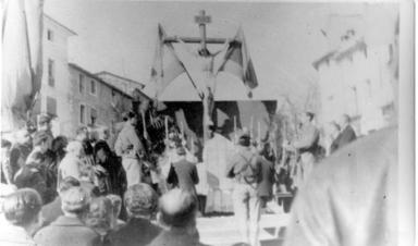 Fotografia: Vista parcial d'una missa de commemoració, a Olot.