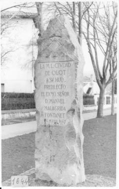 Fotografia: Vista general d'un monòlit dedicat a Manuel Malagrida, a Olot.