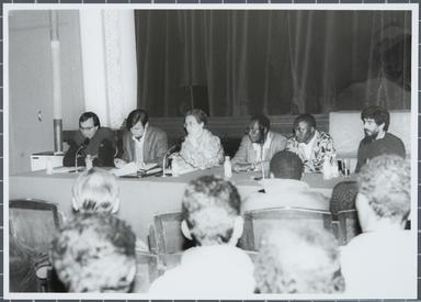 Fotografia: Vista parcial d'una conferencia a l’Orfeó Popular Olotí.