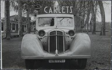 Fotografia: Vista frontal d'un vehicle Renault amb publicitat de la fàbrica Paper Carlets.